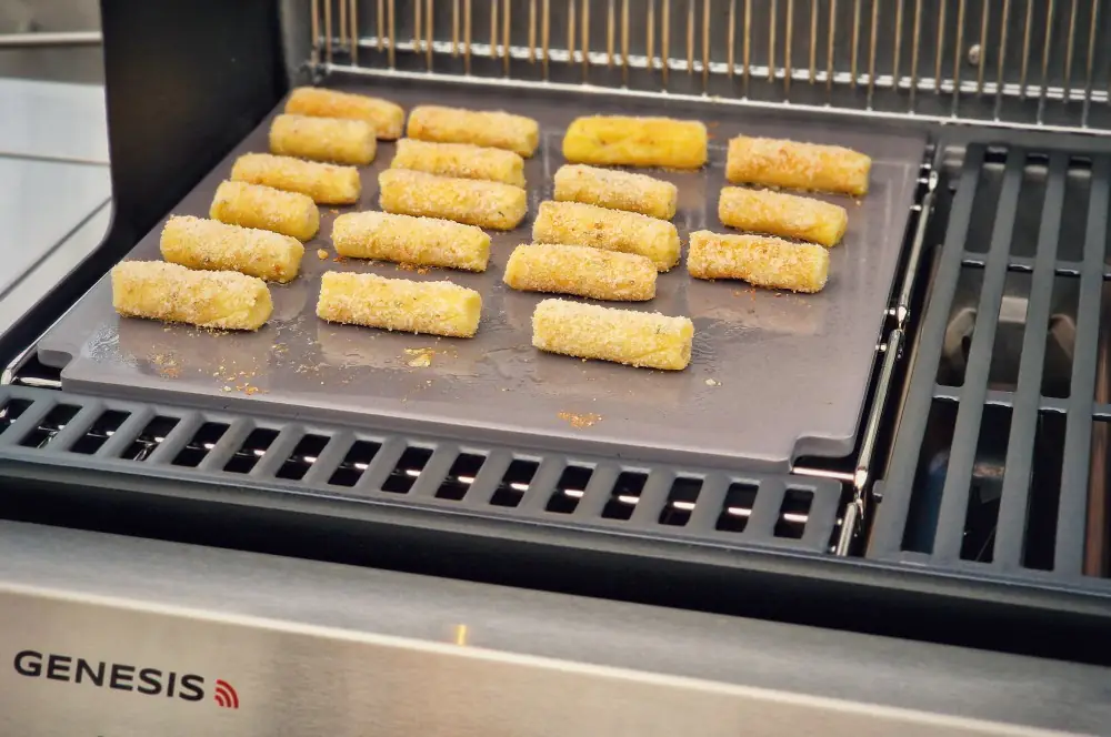 Kartoffelkroketten mit Parmesan 6 Die Parmesan-Kroketten werden auf dem glasierten Weber Crafted Pizzastein gegrillt
