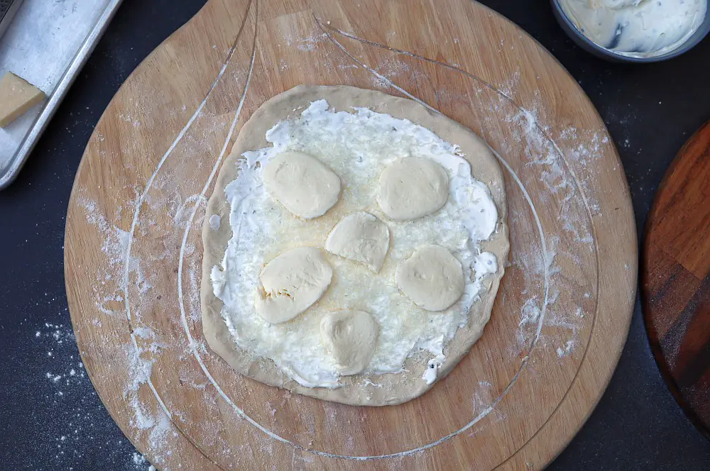 Trüffelpizza - Pizza Tartufo 2 Die Trüffelpizza wird belegt