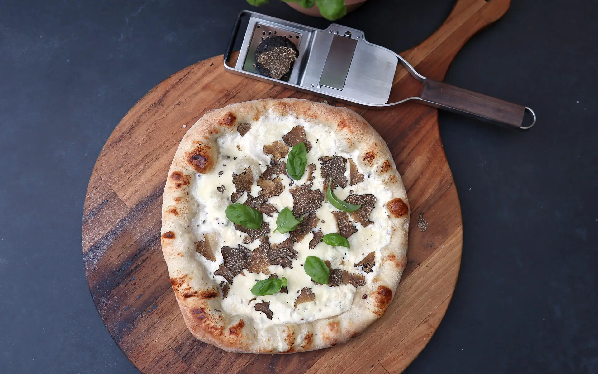 Trüffelpizza - Pizza Tartufo | BBQPit.de preiselbeer-meerrettich-sauce-Trueffelpizza Pizza Tartufo-Preiselbeer-Meerrettich-Sauce mit Crème fraîche &#038; frischem Meerrettich