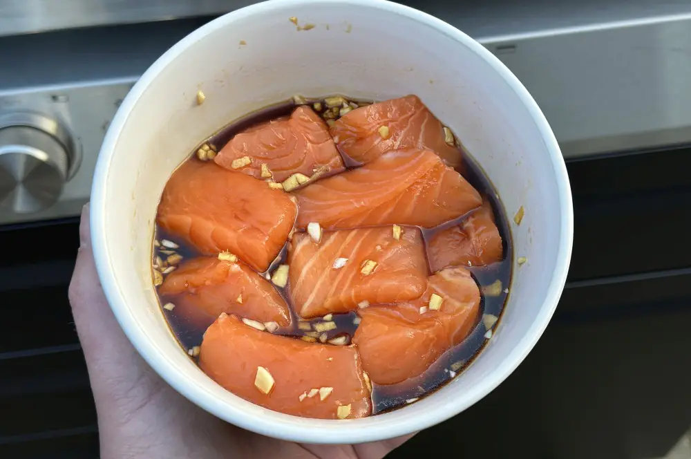 Asiatische Lachspralinen von der Planke 3 Der Lachs wird in der Honig-Sojasauce mariniert
