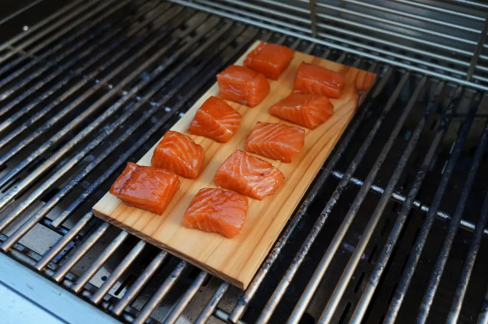 Asiatische Lachspralinen von der Planke 4 Die Planke mit den Lachspralinen wird mittig auf dem Grill platziert