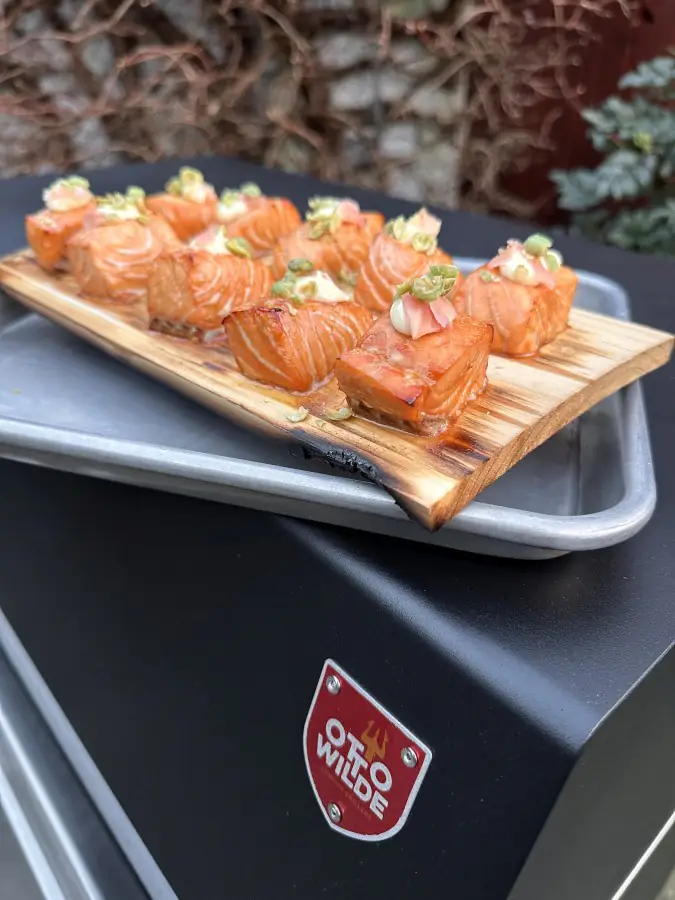 Asiatische Lachspralinen von der Planke 6 Lachspralinen mit japanischer Mayo, Sushi-Ingwer und Wasabi-Erbsen