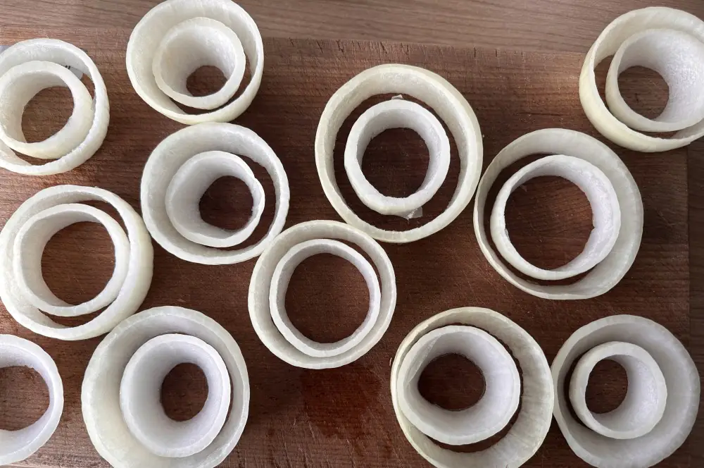 Gefüllte Zwiebelringe mit Hackfleisch und Bacon 2 Die Zwiebelringe werden bereitgelegt