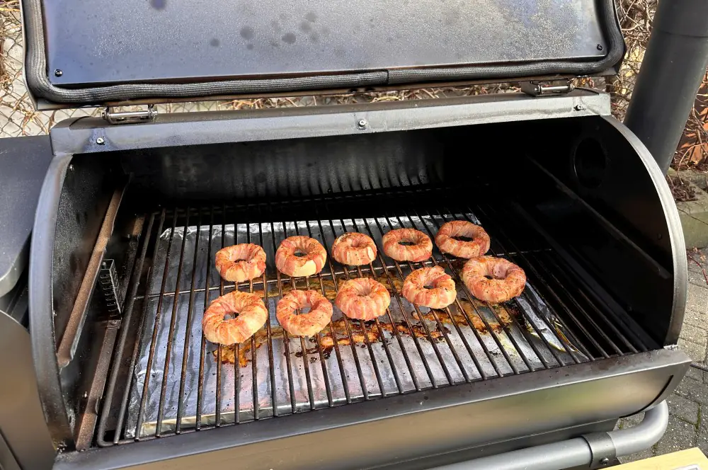 Gefüllte Zwiebelringe mit Hackfleisch und Bacon 5 Die gefüllten Zwiebelringe werden bei 200°C indirekt gegrillt