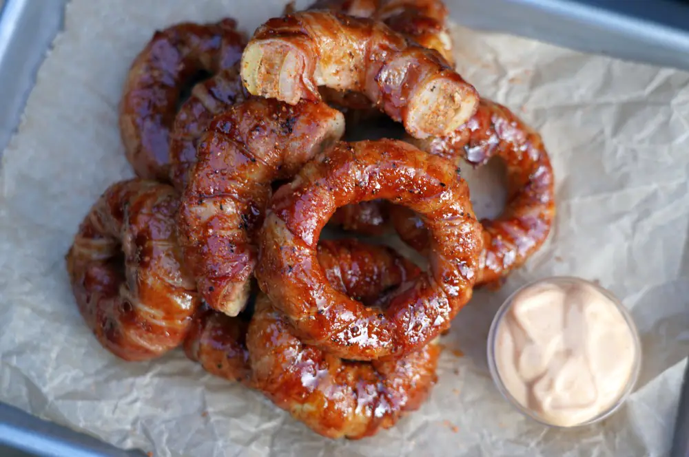 Gefüllte Zwiebelringe mit Hackfleisch und Bacon 6 Gefüllte Zwiebelringe im Speckmantel