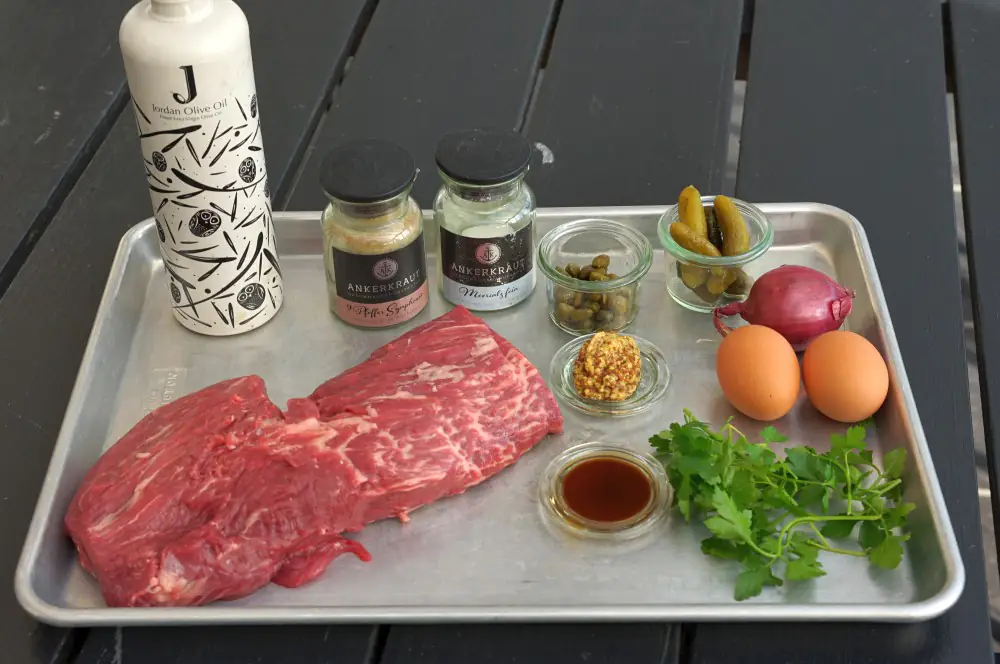 Beef Tatar - Rezept für klassisches Rindertatar mit Kapern 1 Alle Zutaten für Beef Tatar auf einen Blick