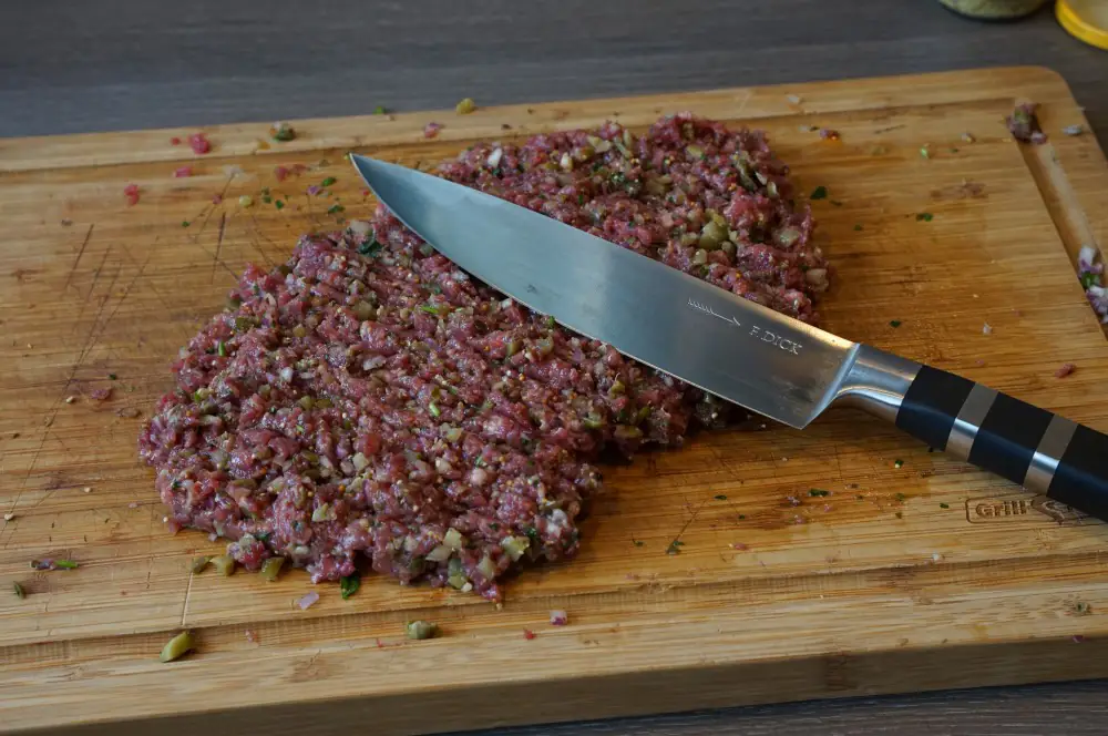 Beef Tatar - Rezept für klassisches Rindertatar mit Kapern 3 Das Rinderfilet wird fein gehackt und untergehoben