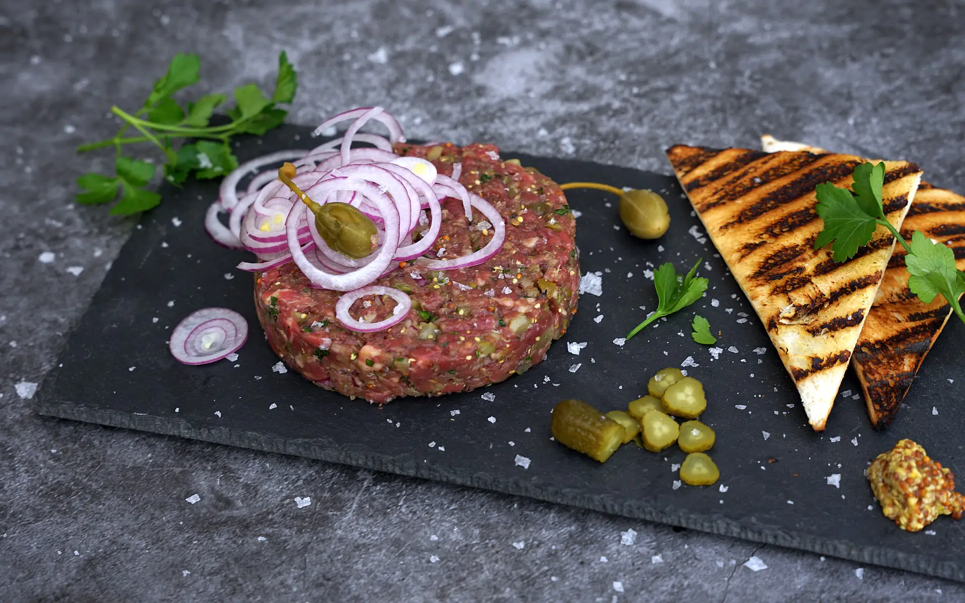Beef Tatar - Rezept für klassisches Rindertatar mit Kapern