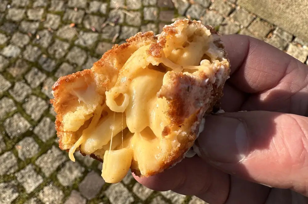 Fairfax Express in München im Test - Nashville Hot Chicken Sandwich 5 Cremiges Mac and Cheese "fried to perfection"