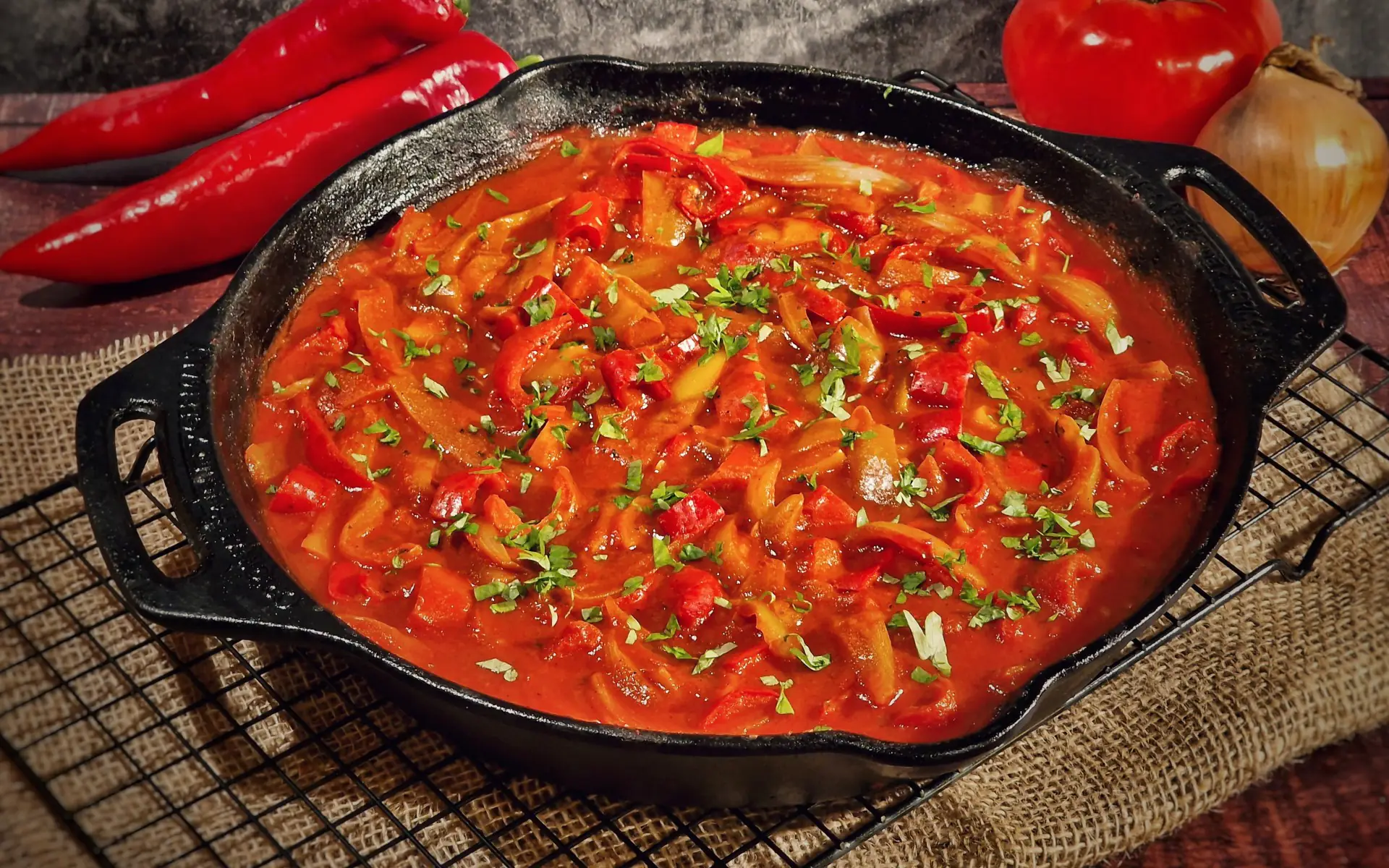 Letscho - Rezept für das ungarische Paprikagemüse | BBQPit.de zwiebel-sahne-hähnchen-Letscho ungarisches Paprikagemuese-Zwiebel-Sahne-Hähnchen