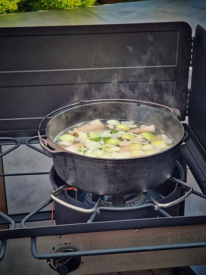 Chicharrón - knuspriger Schweinebauch mit Guacamole 2 Die Schweinebauchscheiben werden im Dutch Oven gekocht
