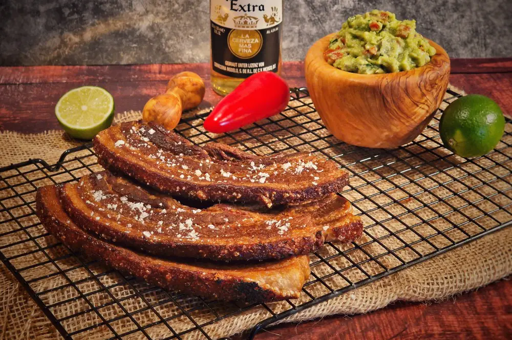 Chicharrón - knuspriger Schweinebauch mit Guacamole 6 Chicharrón mit Guacamole