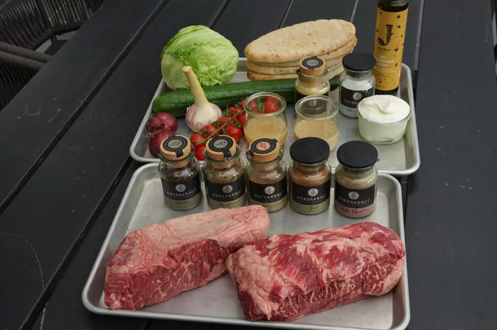 Shawarma - Rezept für den orientalischen Fleischspieß 1 Alle Zutaten für Shawarma auf einen Blick