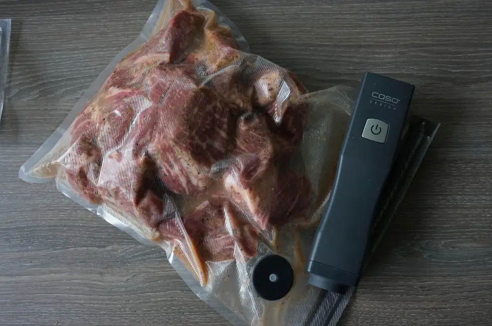 Shawarma - Rezept für den orientalischen Fleischspieß 3 Das Fleisch wird vakuumiert und über Nacht mariniert