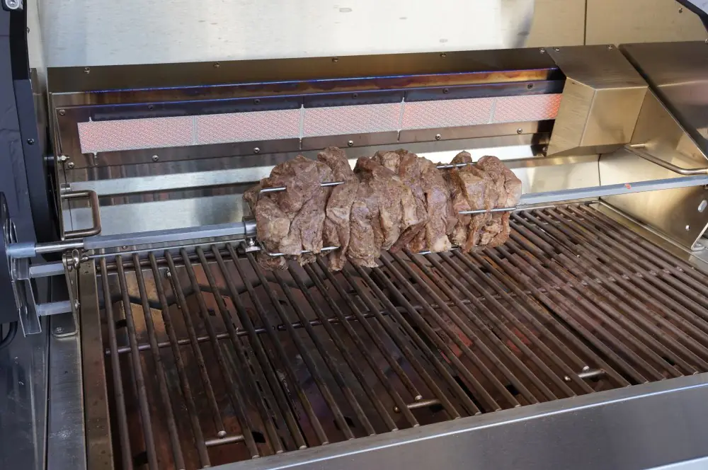 Shawarma - Rezept für den orientalischen Fleischspieß 4 Das Shawarma wird auf dem Drehspieß des Otto Wilde G32 Gasgrills zubereitet
