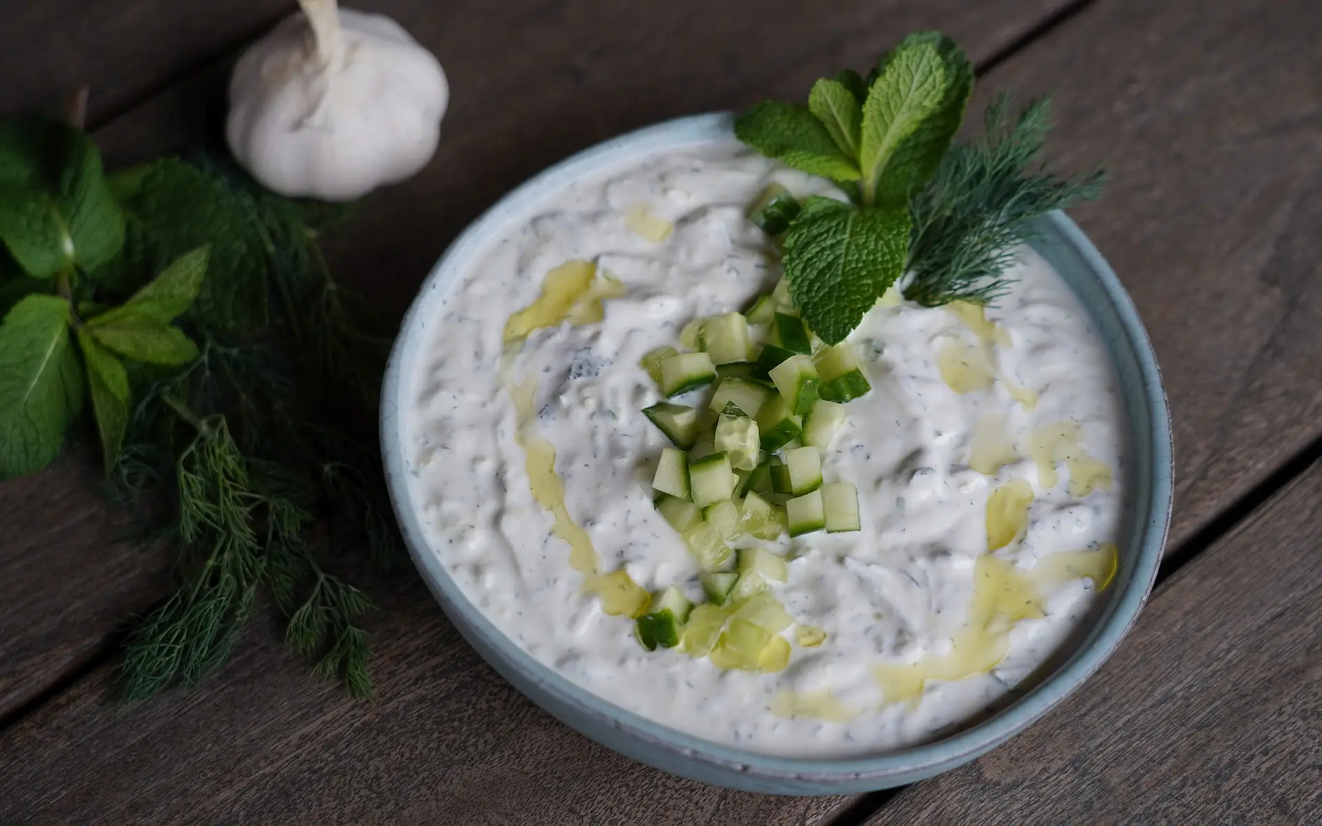 Cacik - Rezept für den türkischen Joghurt-Gurken-Dip | BBQPit.de hanging tender-Cacik griechisches Tzatziki-Hanging Tender mit heißen Tomaten an kaltem Joghurt