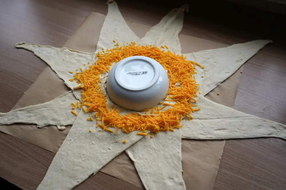 Der Croissant-Ring wird mit Cheddar bestreut