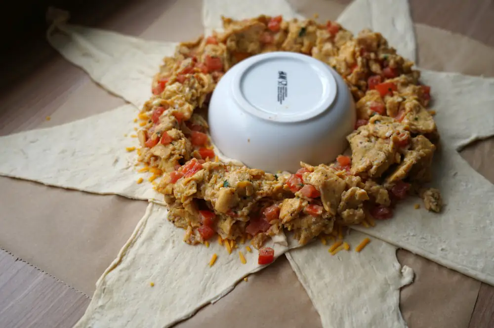 Das Rührei wird über dem Cheddar verteilt
