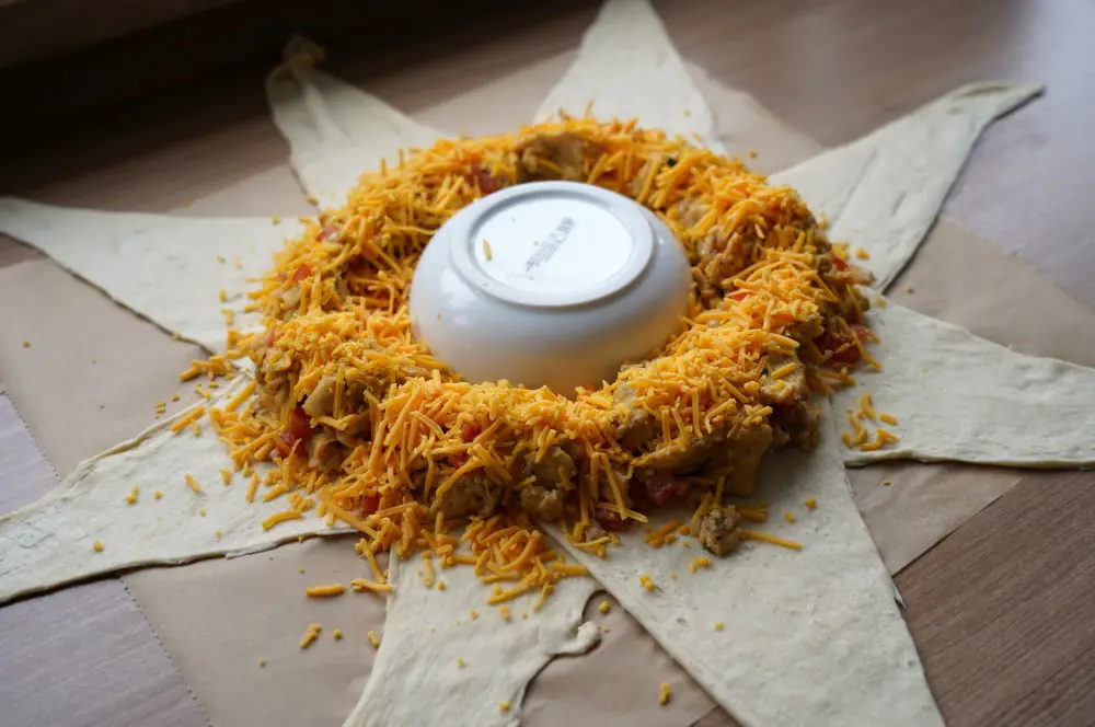 Das Ei wird mit dem restlichen Cheddar bestreut