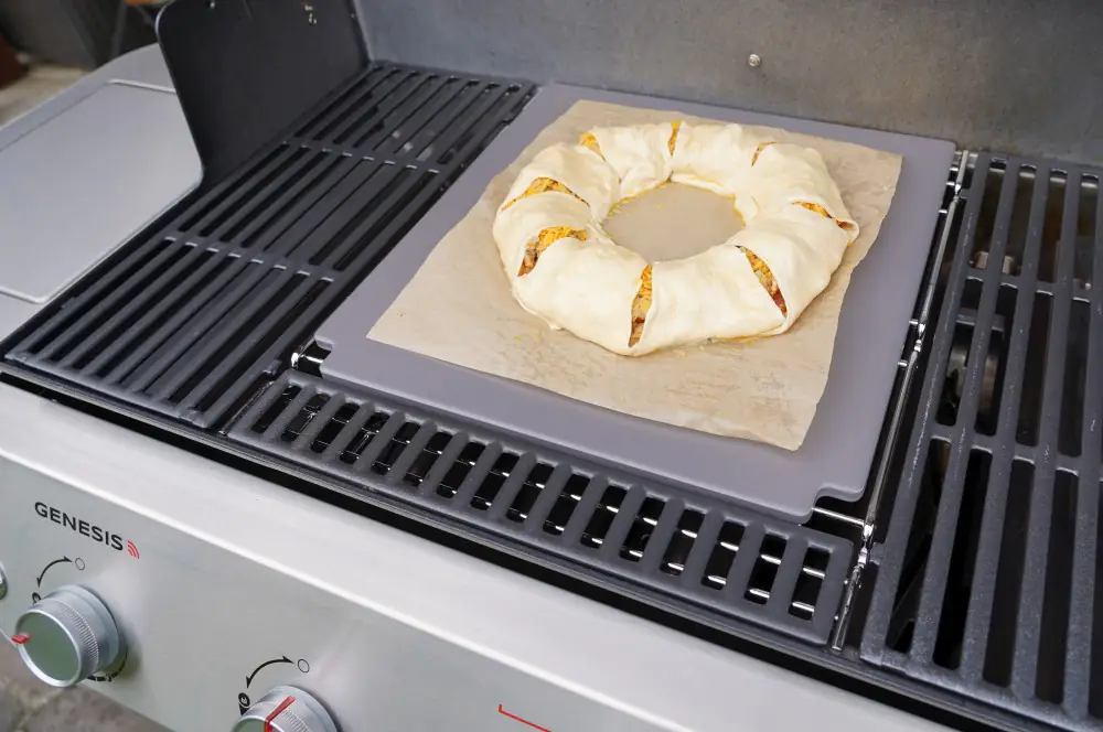 Der Rührei-Ring wird auf dem glasierten Pizzastein des Weber Genesis gebacken