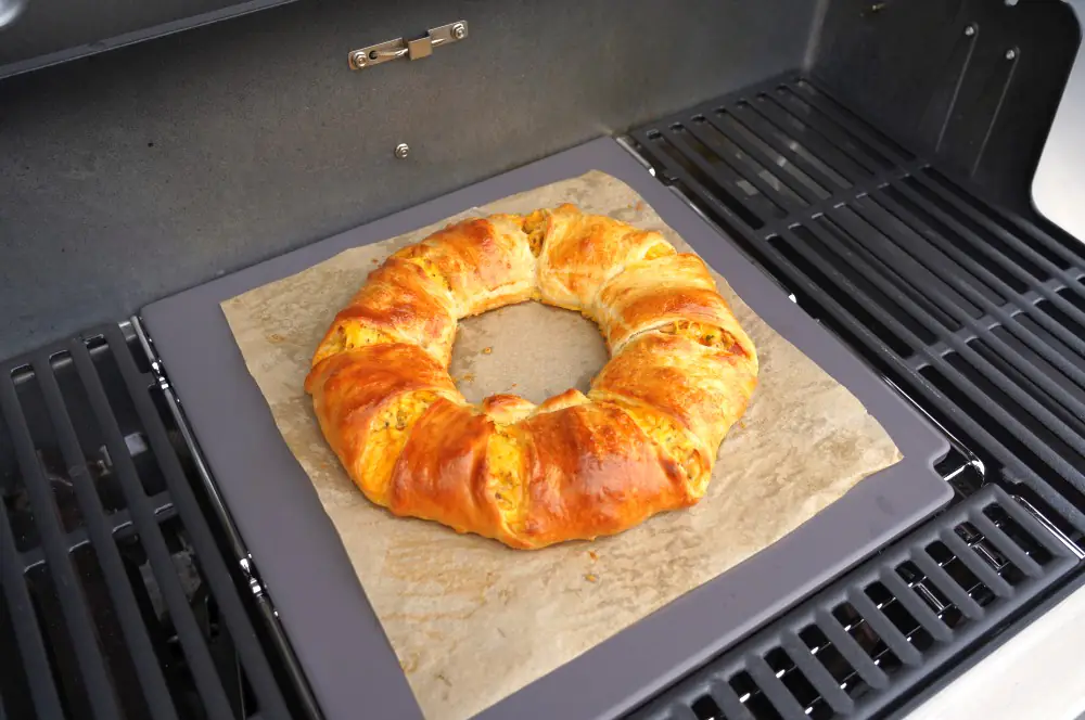Der Croissant-Ring mit Rührei ist nach 20 Minuten fertig