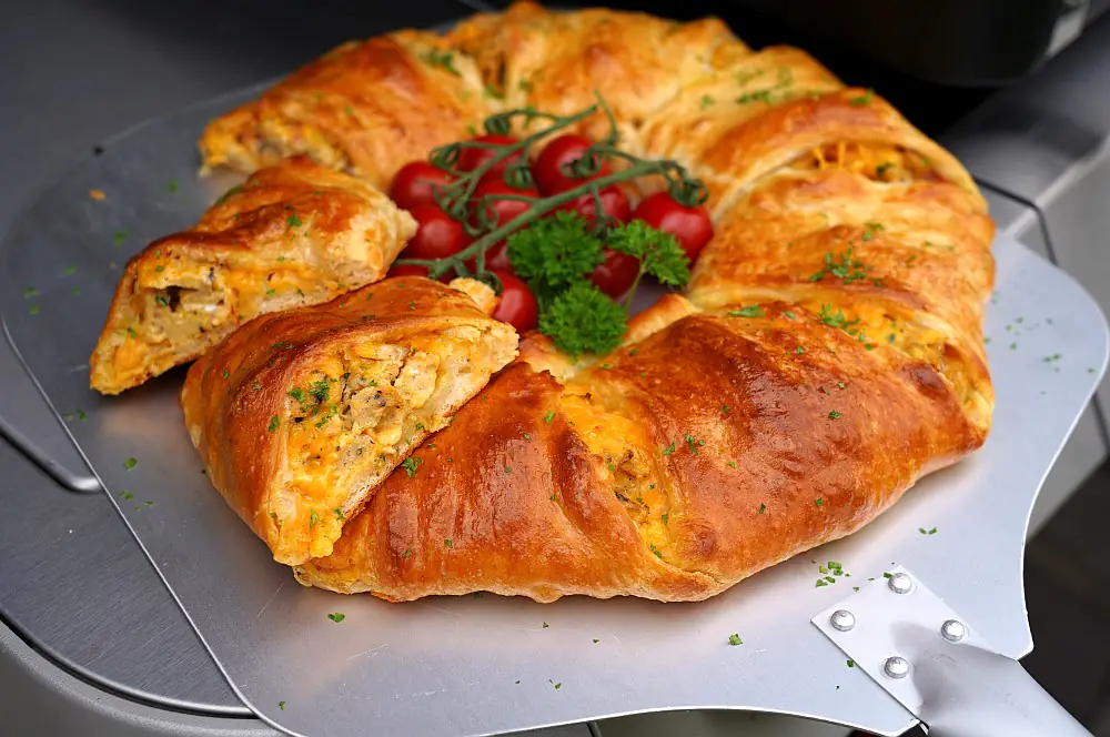 Rührei-Ring mit Cheddar im Croissant-Teig