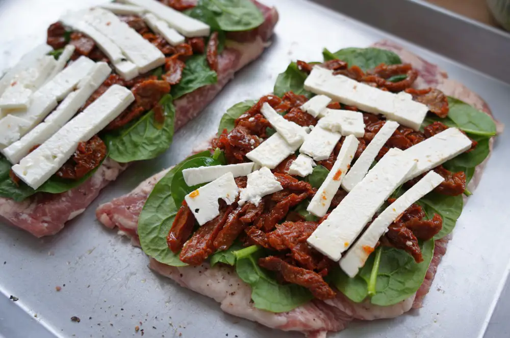 Secreto Pinwheels mit Spinat, Feta und getrockneten Tomaten 2 Das Secreto wird gefüllt