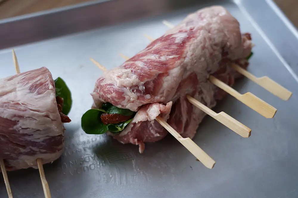 Secreto Pinwheels mit Spinat, Feta und getrockneten Tomaten 3 Die Roulade wird mit Spießen fixiert
