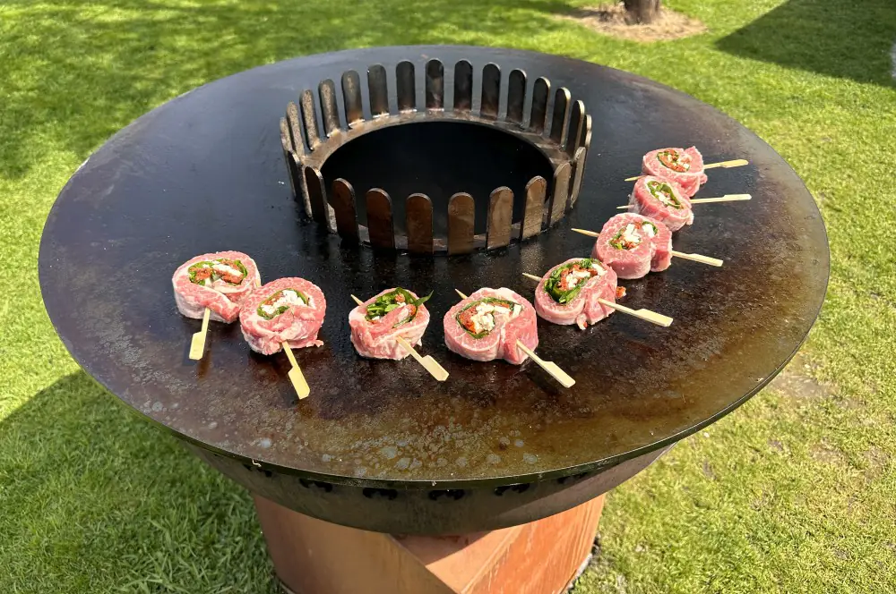 Secreto Pinwheels mit Spinat, Feta und getrockneten Tomaten 5 Die Secreto Pinwheels werden auf dem Feuerplattengrill zubereitet