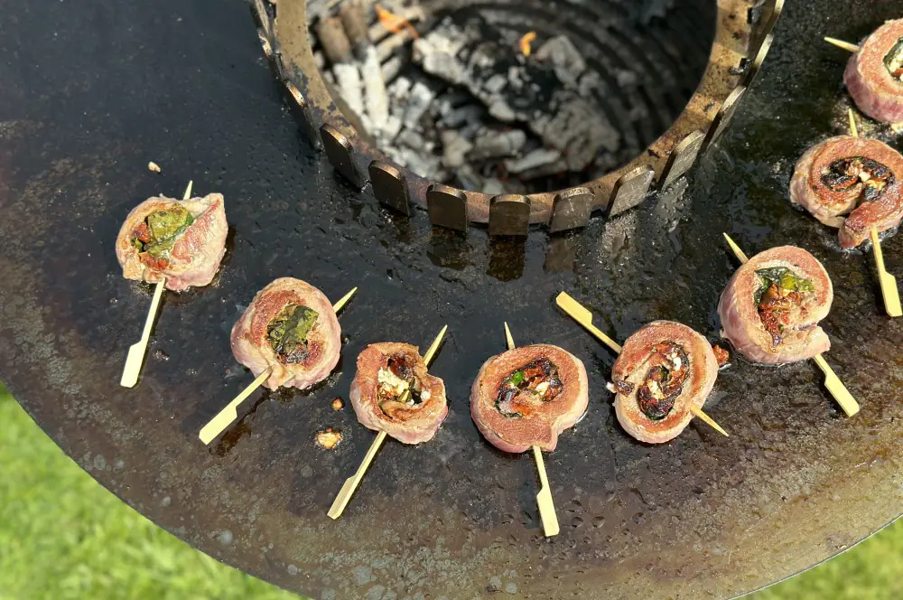 Secreto Pinwheels mit Spinat, Feta und getrockneten Tomaten 6 Secreto Pinwheels auf dem Feuerplattengrill