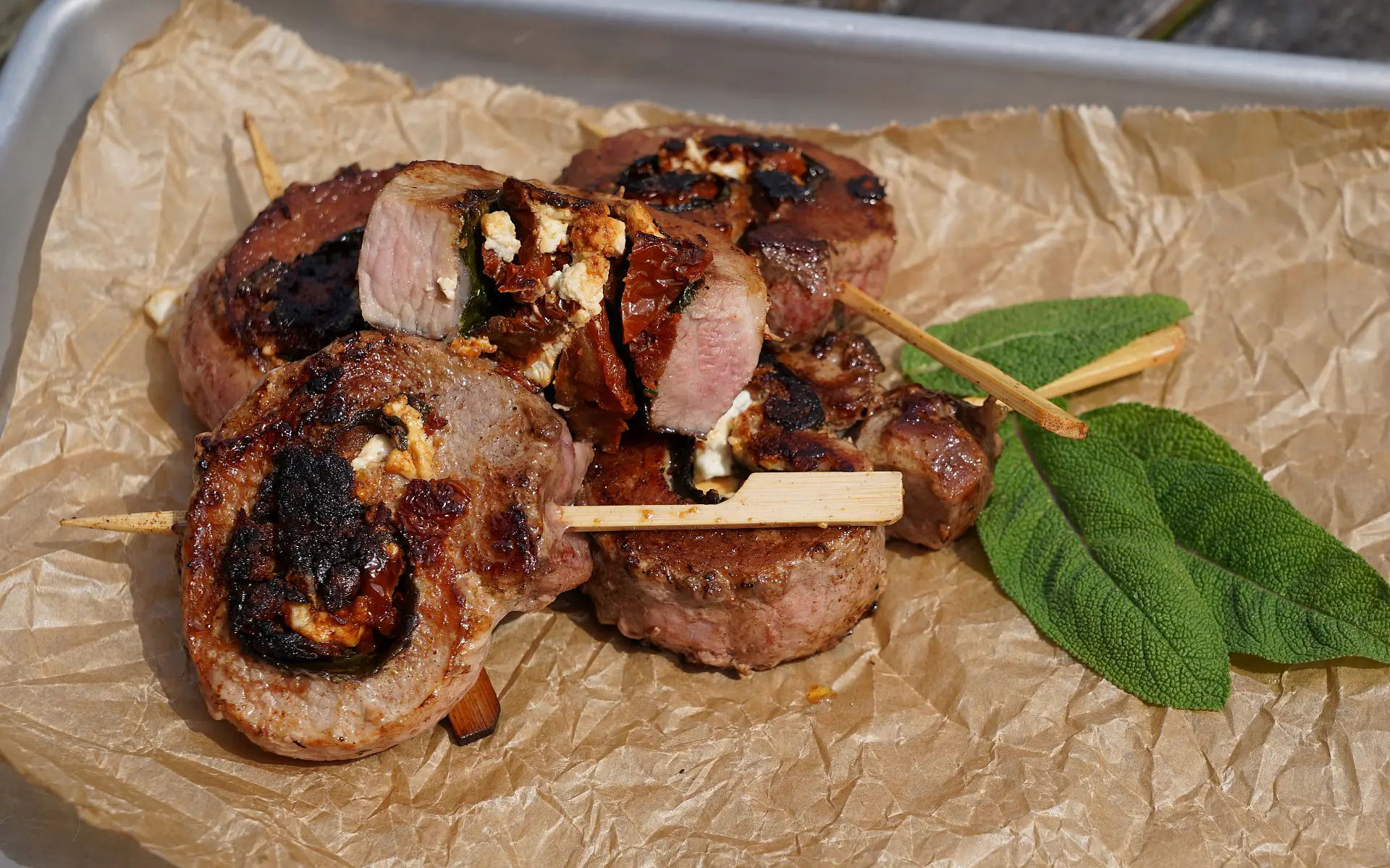 Secreto Pinwheels mit Spinat, Feta & getrockneten Tomaten | BBQPit.de