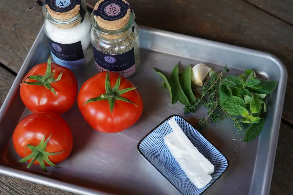 Gegrillte Kräutertomaten mit Feta 1 Alle Zutaten für gegrillte Kräutertomaten auf einen Blick