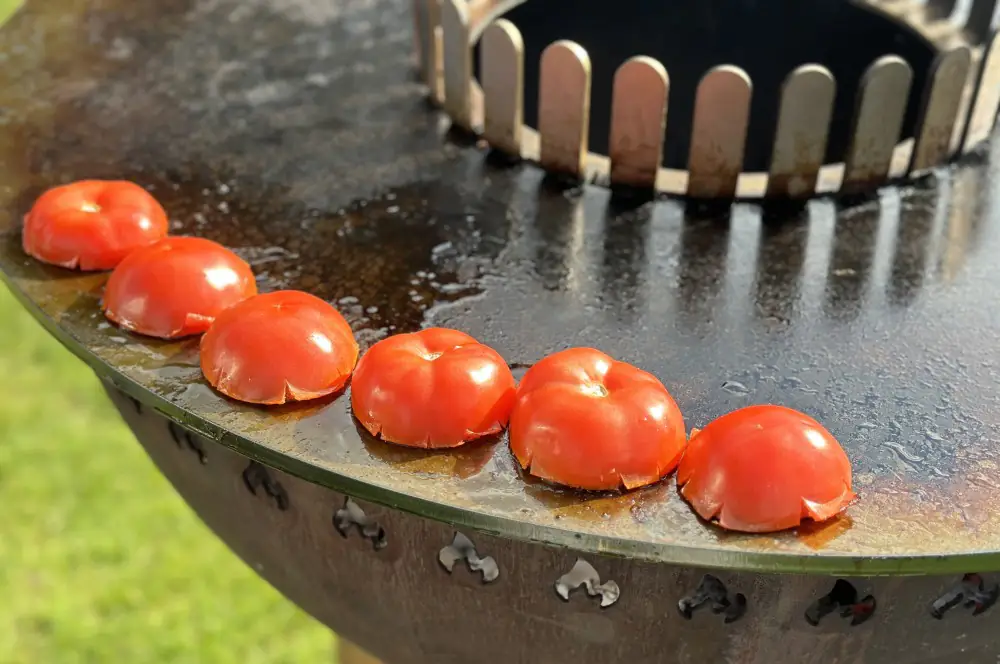 Gegrillte Kräutertomaten mit Feta 3 Die Tomaten werden 5 Minuten gegrillt und dann gewendet