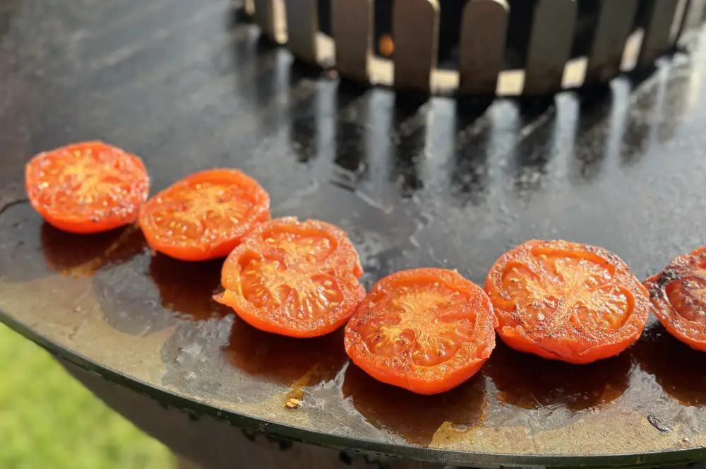 Gegrillte Kräutertomaten mit Feta 4 Die Tomaten werden von beiden Seiten gegrillt