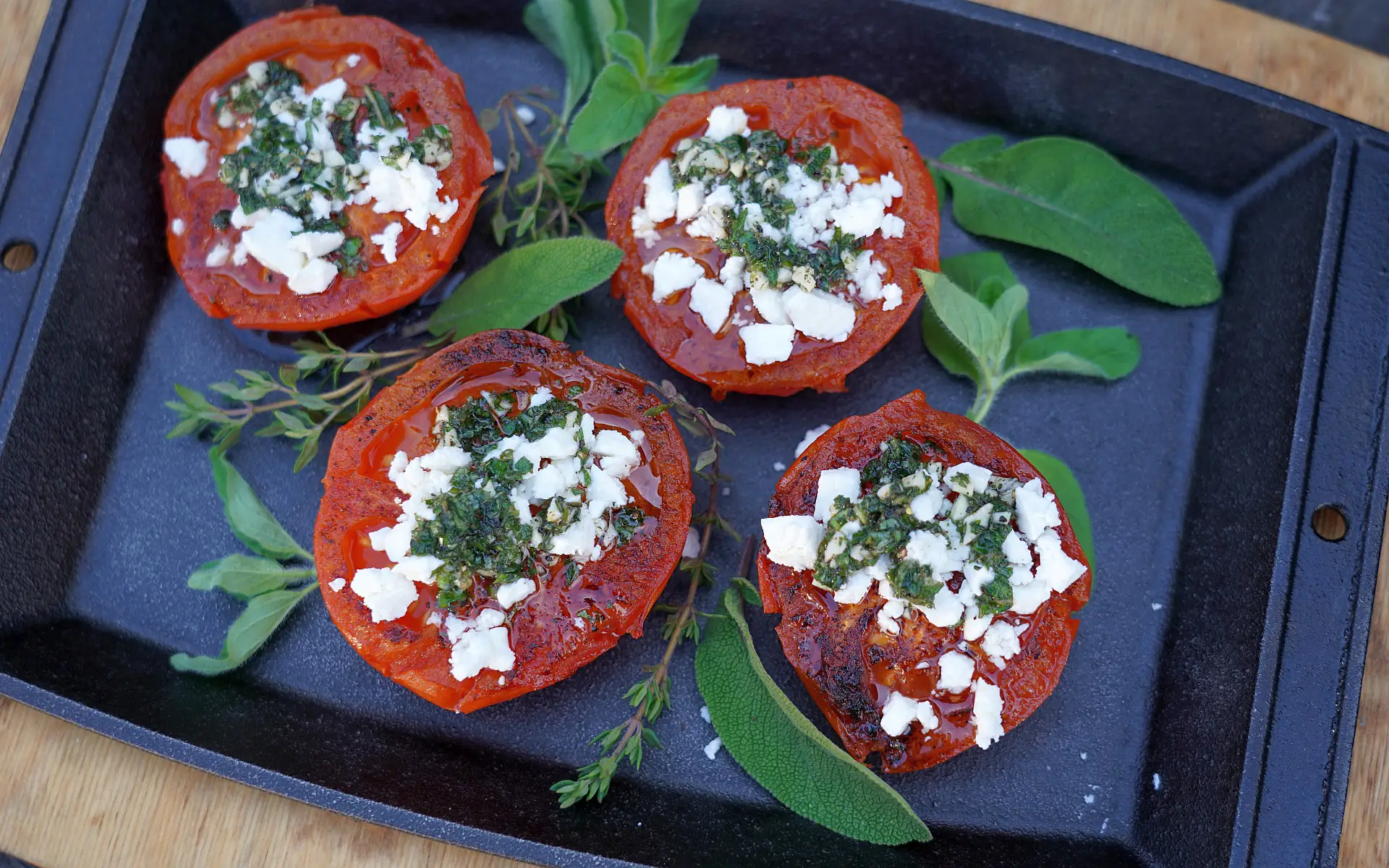 Gegrillte Kräutertomaten mit Feta | BBQPit.de feuerplatte-Kraeutertomaten gegrillt-Feuerplatte von Grillrost.com im BBQPit-Test