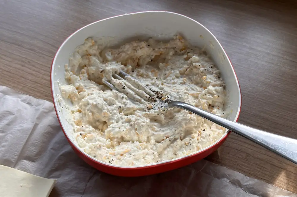 Crème fraîche, Feta und Cheddar werden miteinander verrührt