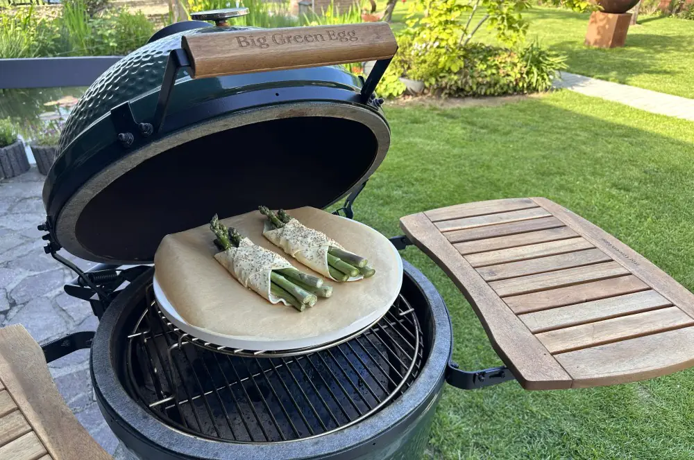 Die Spargel-Blätterteig-Taschen werden auf dem Big Green Egg gebacken