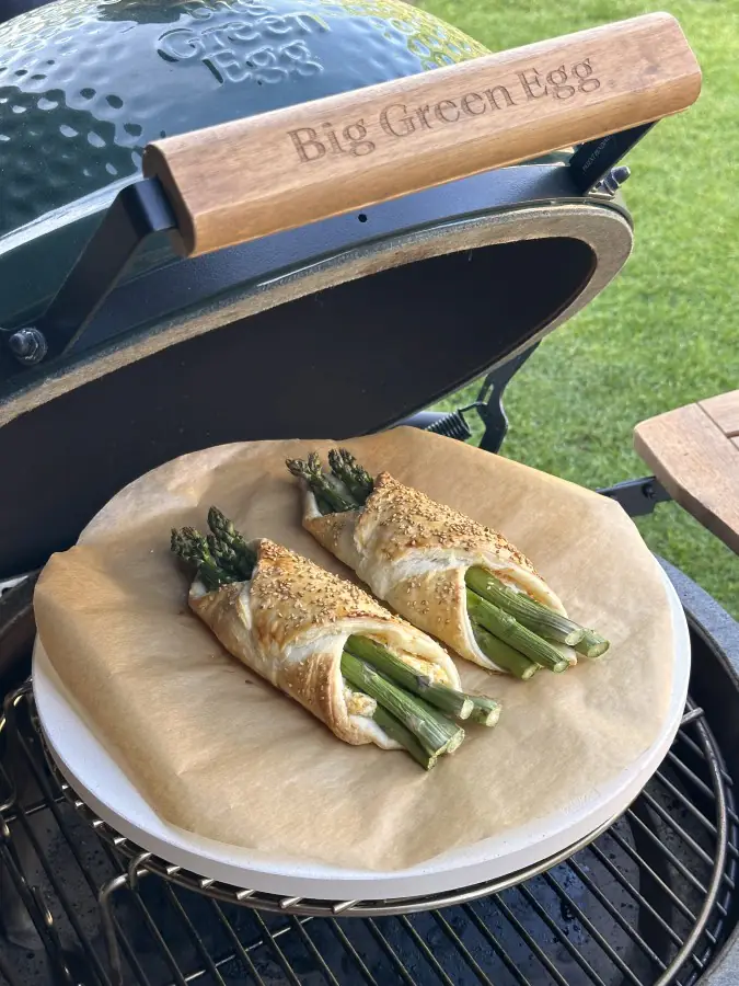 Spargel-Blätterteig-Taschen vom Big Green Egg Large