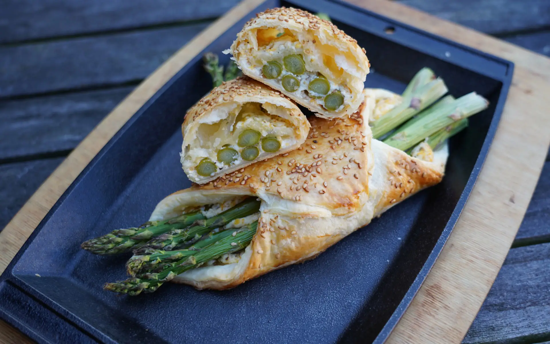 Spargel-Blätterteig-Taschen mit Feta und Cheddar | BBQPit.de preiselbeer-meerrettich-sauce-Spargel Blaetterteig Taschen Feta Cheddar-Preiselbeer-Meerrettich-Sauce mit Crème fraîche &#038; frischem Meerrettich