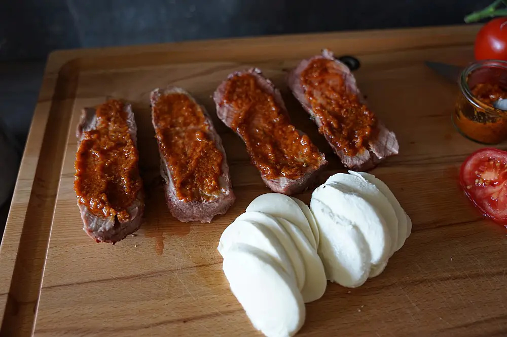 Gefülltes Schweinefilet Tomate-Mozzarella 7 Das Schweinefilet wird mit Pesto bestrichen und mit Mozzarella belegt