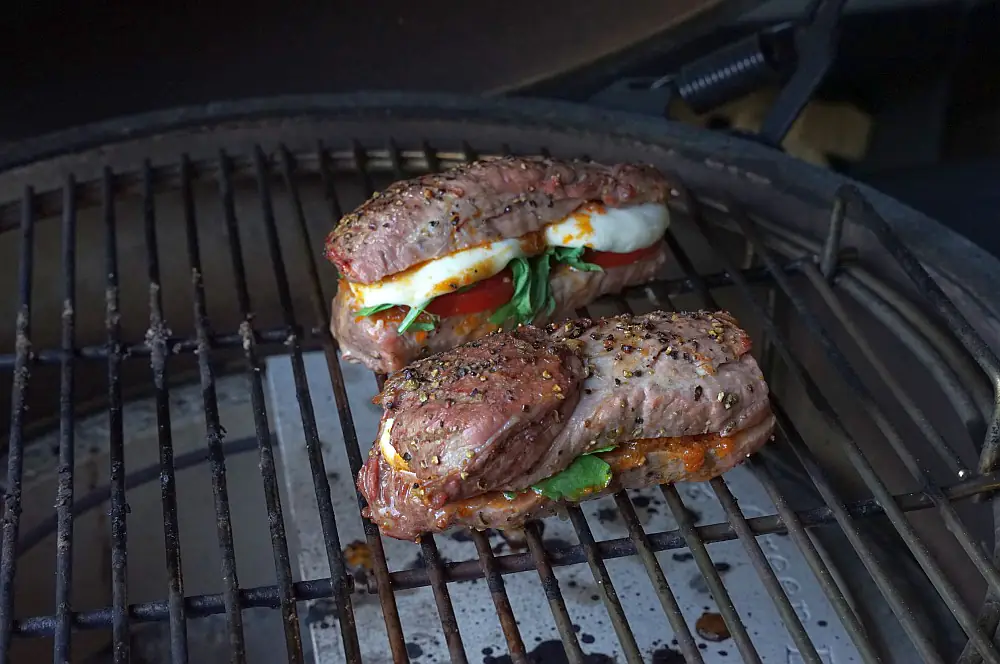 Gefülltes Schweinefilet Tomate-Mozzarella 8 Gefülltes Schweinefilet Tomate-Mozzarella auf dem Big Green Egg Large