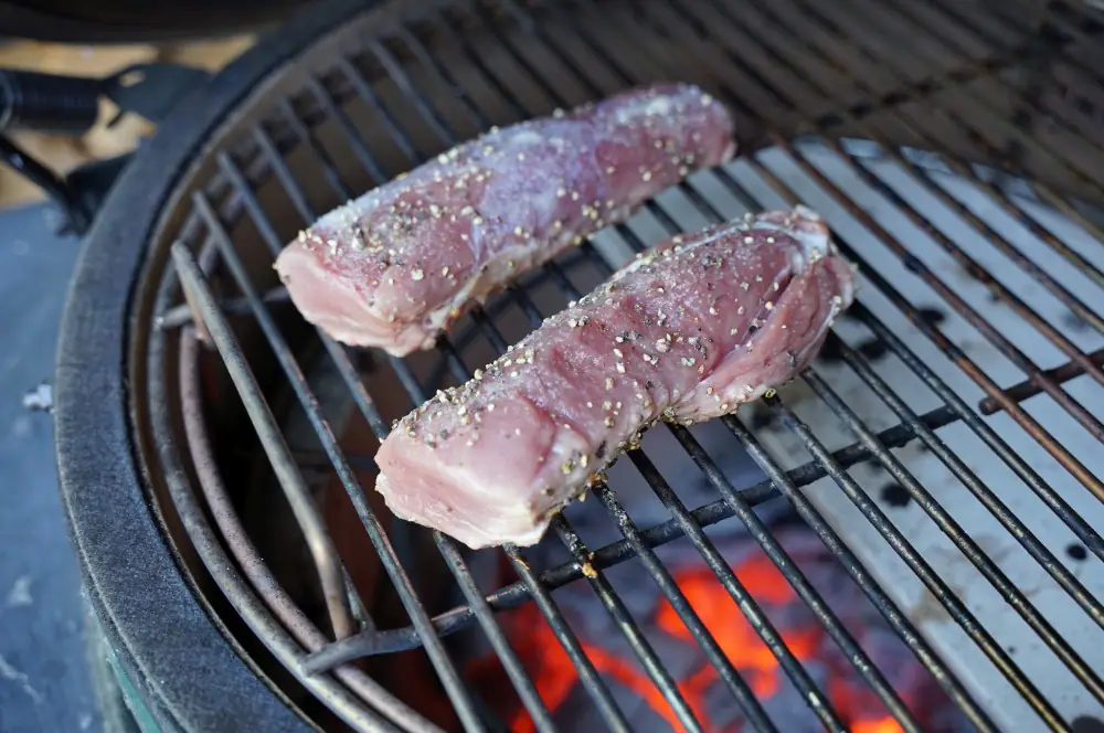 Gefülltes Schweinefilet Tomate-Mozzarella 2 Das Schweinefilet wird auf dem Big Green Egg direkt angegrillt
