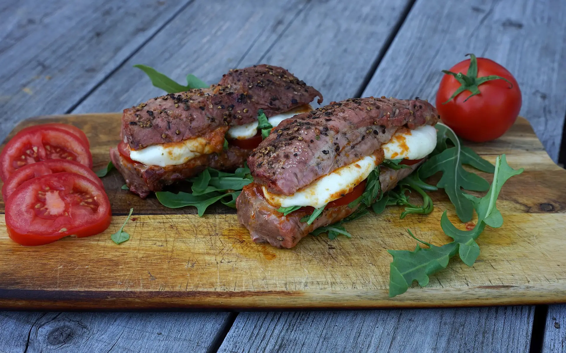 Gefülltes Schweinefilet Tomate-Mozzarella | BBQPit.de geräuchertes schweinefilet-Schweinefilet Tomate Mozzarella-Geräuchertes Schweinefilet &#8211; Filetschinken kaltgeräuchert