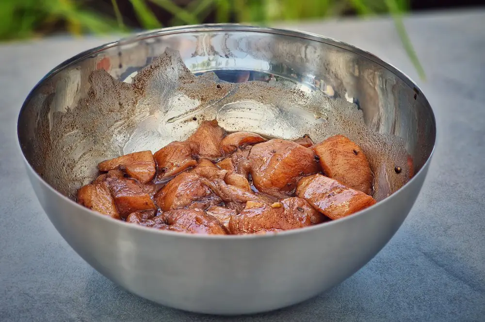 Bang Bang Chicken - Gegrillte Hähnchenspieße mit Bang Bang Sauce 2 Das Hähnchen wird mit Five Spice mariniert