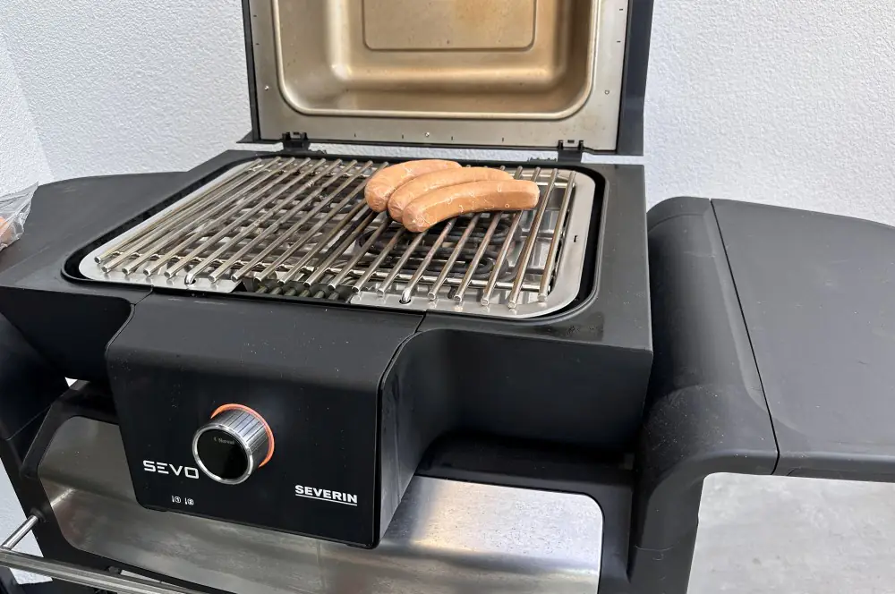 Banh Mi Hot Dog - Vietnamesicher Hot Dog mit Käsewurst 4 Die Wurst wird auf dem Severin SEVO Smart Control Elektrogrill gegrillt