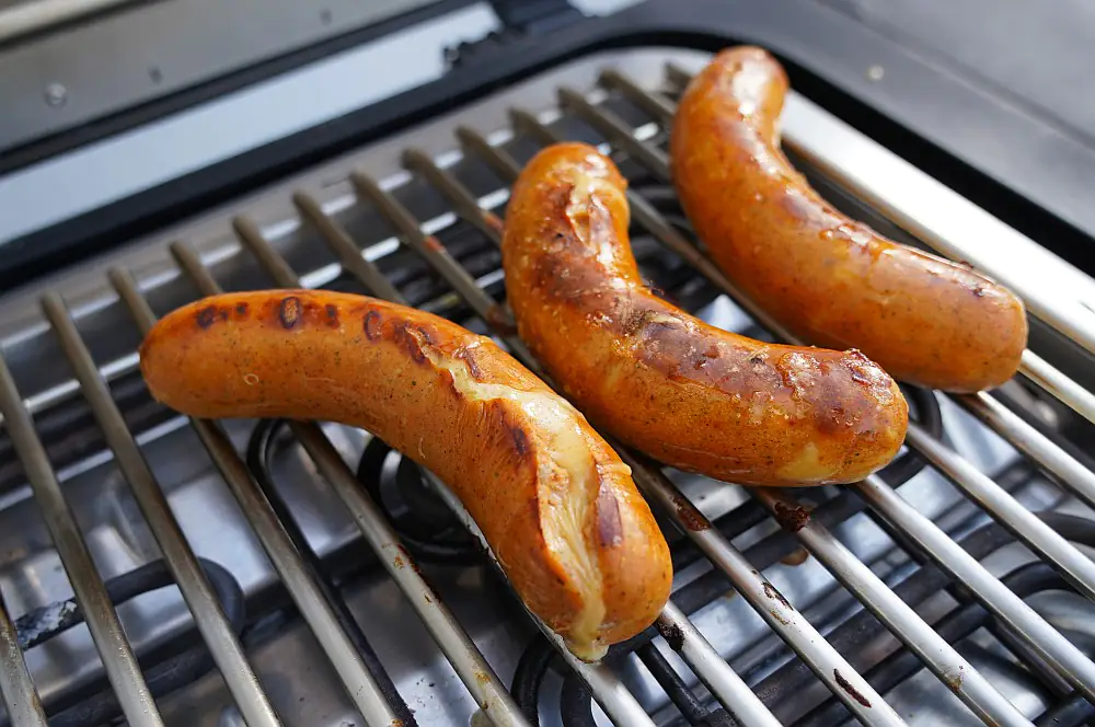 Banh Mi Hot Dog - Vietnamesicher Hot Dog mit Käsewurst 5 Wenn die Käsewurst zu heiß gegrillt wird, platzt sie auf