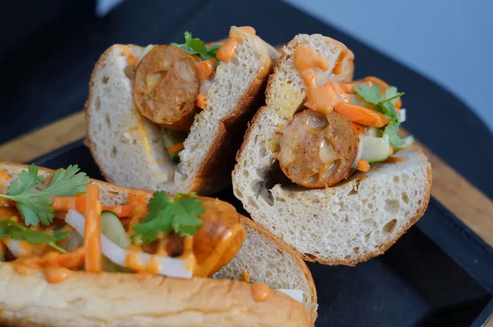 Banh Mi Hot Dog - Vietnamesicher Hot Dog mit Käsewurst 7 Die Käsebratwurst macht sich perfekt im Banh Mi Hot Dog