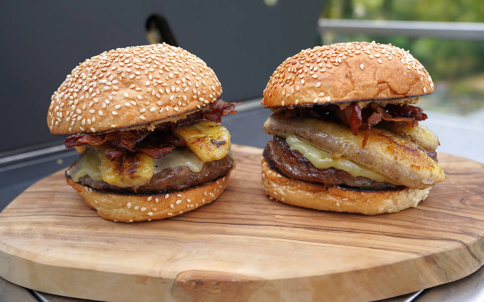 Elvis-Burger mit Banane, Erdnussbutter und Bacon | BBQPit.de edelstahl-grillplatte für keramikgrills-Elvis Burger Banane Erdnussbutter-Edelstahl-Grillplatte für Keramikgrills &#8211; Runde Plancha 40 cm von Grillrost.com