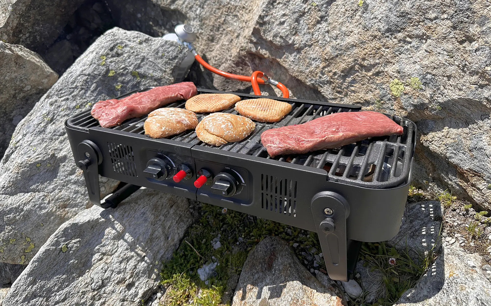 Faltbarer Meateor Gasgrill im BBQPit-Test | BBQPit.de flat iron sandwich-Meateor faltbarer Gasgrill Test-Flat Iron Sandwich mit Schafskäsecreme im Vinschgauer