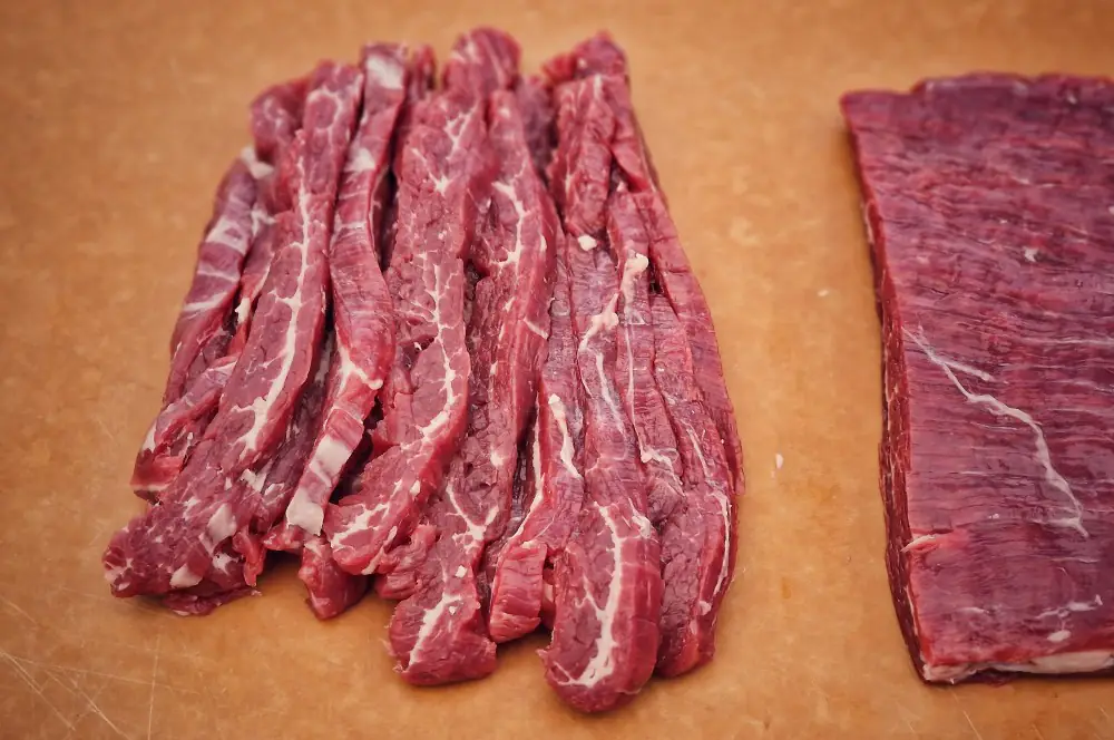 Beef and Broccoli 3 Das Flank Steak wird in Streifen geschnitten